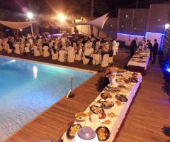 Un buffet a bordo piscina presso l'Antica Residenza Don Ciccio