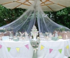 Il tavolo della confettata in giardino