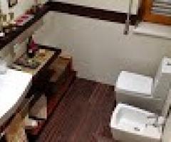 Gres porcellanato effetto pietra e legno per questo bagno di tendenza