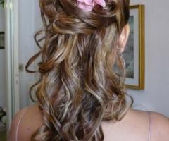 Acconciatura con fiore per la sposa