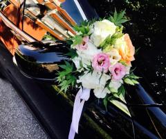 Italiana Noleggi - L'addobbo floreale specchietto retrovisore