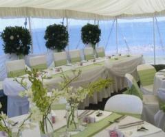 Allestimento tavoli per il ricevimento di matrimonio 