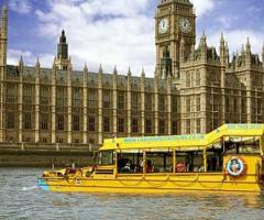 Tour sul battello a Londra durante il viaggio di nozze