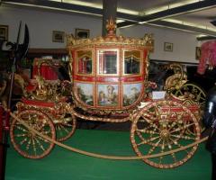 Splendida carrozza d'epoca con decorazioni e dipinti