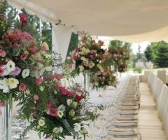 Allestimento floreale del tavolo per il ricevimento di matrimonio