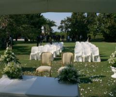 Cerimonia di matrimonio nel parco della villa a Roma