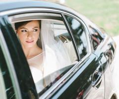 La sposa arriva in chiesa sulla macchina da cerimonia