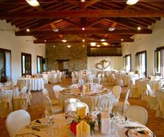 Tavoli allestiti ed elegantemente decorati