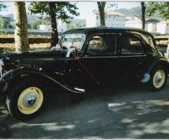 Macchina degli sposi vista lateralmente