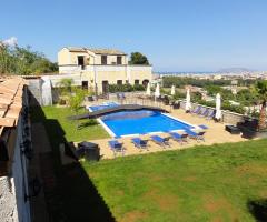Vista dall'alto di Villa Montereale con la sua splendida piscina