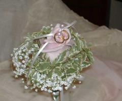 Portafedi con rose e gipsofila