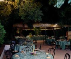 Tavoli nel giardino della Tonnara Florio