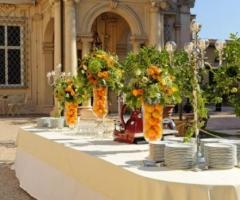 Composizione di fiori e frutta per le nozze