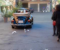 Riccardo Camela Noleggio - Maggiolino con barattoli celebrativi