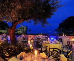 Allestimento per ricevimenti di matrimonio in terrazza sul mare