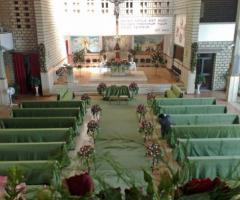 Allestimeno floreale per la cerimonia di matrimonio in chiesa