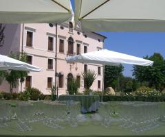 Tavolo per l'antipasto servito in giardino