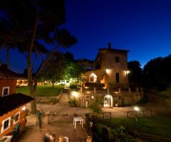 Borgo di Torre Guidaccia illuminata per un matrimonio serale