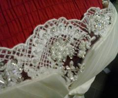 Elaborato corpetto di abito da sposa ricamato in perle