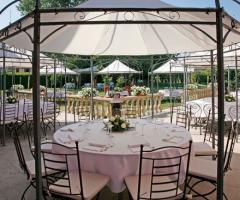 Il ricevimento di matrimonio all'esterno della villa