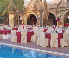 Allestimento tavoli a bordo piscina