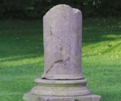 Colonna nel giardino della location di nozze