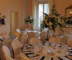 Mise en place con centrotavola fiori freschi