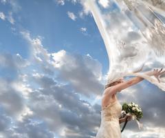 Sposa con velo svolazzante