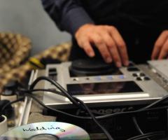 DJ Lorenzo Cassigoli mentre mixa