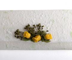 Partecipazione realizzata in carta di cotone e decorata con rose di tessuto; personalizzabile!
Meraviglie