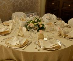 centrotavola con rose e lime per tavola  elegante