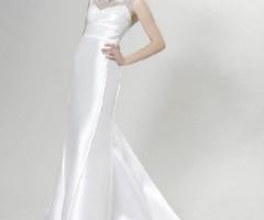 Vestito da sposa attillato con coda e scollatura ricamata