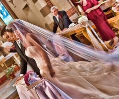 Fotografia degli sposi all'altare