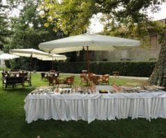 Ricevimento di matrimonio in giardino