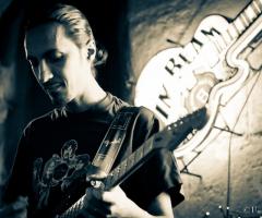 N Joy Live Music Entertainment  - Chitarrista del gruppo all'opera