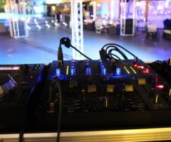 Consolle per la musica al matrimonio