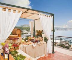 Gazebo in terrazza per l'antipasto di matrimonio