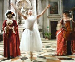 Balletto con maschere veneziane