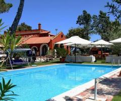 Ricevimento di matrimonio a bordo piscina