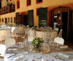 un banchetto estivo sotto il portico
villa gioiagrande