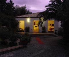 Ingresso della location all'imbrunire