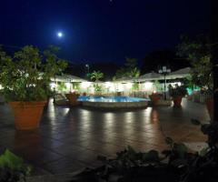 Ricevimento di matrimonio serale a bordo piscina