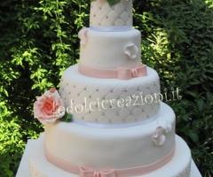 Torta nuziale multipiano con rose applicate