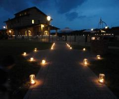 Ingresso illuminato con candele