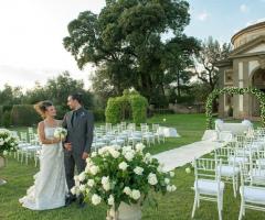 Gli sposi durante la cerimonia in giardino