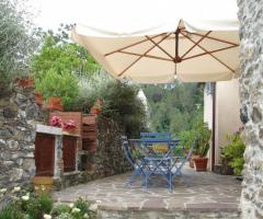 Ombrellone in giardino in pietra