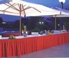 Tavolo per il rinfresco di nozze a bordo piscina