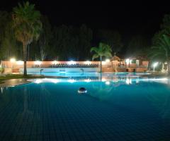 Vista della piscina del Salice Club Resort di sera