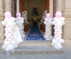 Allestimento della chiesa con palloncini