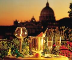 Cena a lune di candela per gli sposi